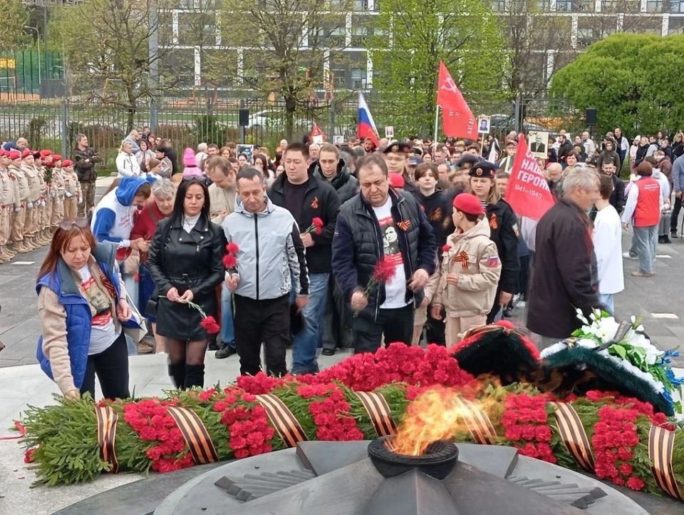 Руководитель Постоянного Представительства Херсонской области при Правительстве РФ Владимир Боделан совместно с представителями администрации города Мытищи возложил цветы к Вечному огню у Мемориала во славу ратного и... Руководитель Постоянного Представительства Херсонской области при Правительстве РФ Владимир Боделан совместно с представителями администрации города Мытищи возложил цветы к Вечному огню у Мемориала во славу ратного и...