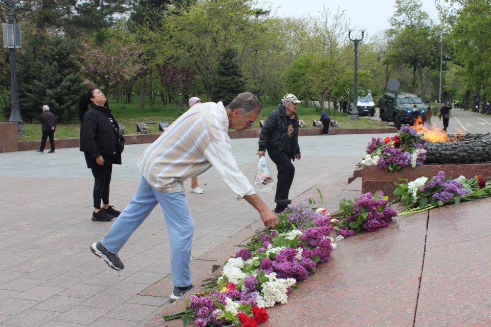К памятнику Неизвестному матросу на Аллее Славы в Одессе с утра 9 мая идут одесситы возлагать цветы К памятнику Неизвестному матросу на Аллее Славы в Одессе с утра 9 мая идут одесситы возлагать цветы