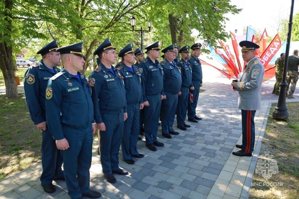 Сотрудники Главного управления МЧС России по Херсонской области почтили память героев Великой Отечественной войны в Геническе Сотрудники Главного управления МЧС России по Херсонской области почтили память героев Великой Отечественной войны в Геническе