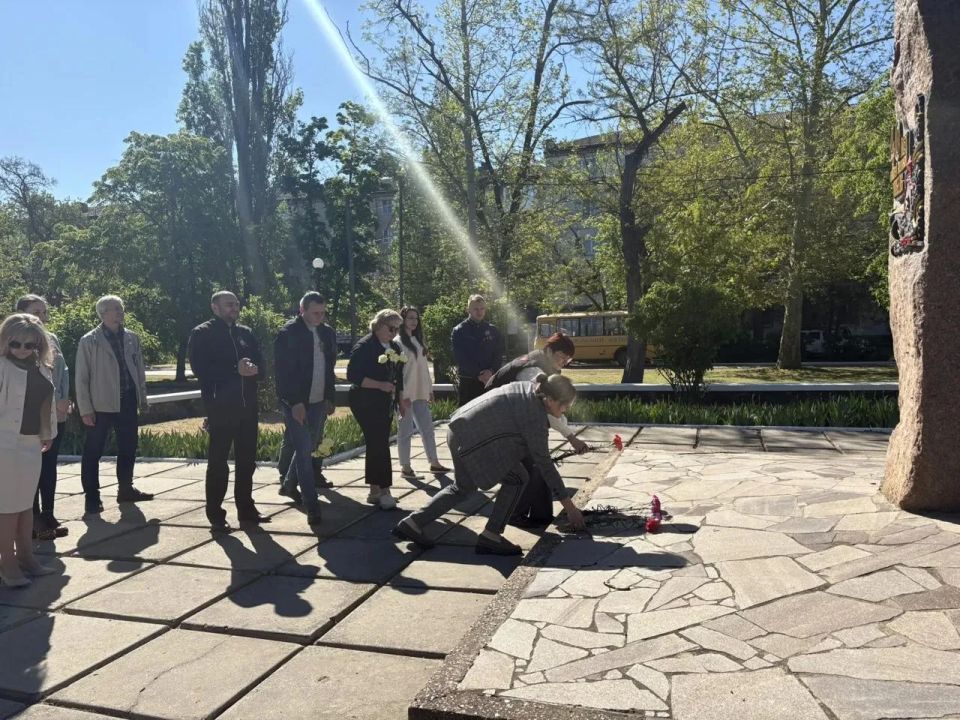 В День Победы сотрудники Администрации Новокаховского округа возложили цветы к мемориалу В День Победы сотрудники Администрации Новокаховского округа возложили цветы к мемориалу