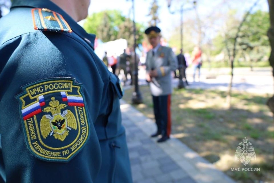 Сотрудники Главного управления МЧС России по Херсонской области почтили память героев Великой Отечественной войны в Геническе Сотрудники Главного управления МЧС России по Херсонской области почтили память героев Великой Отечественной войны в Геническе