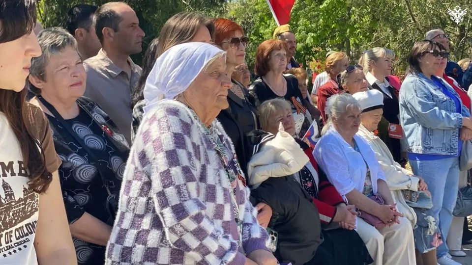 В Геническе почтили память павших и развернули интерактивную зону с охолощенным оружием В Геническе почтили память павших и развернули интерактивную зону с охолощенным оружием