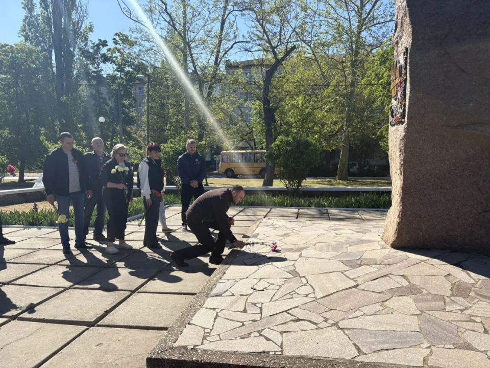 В День Победы, коллектив администрации городского округа г. Новая Каховка возложил цветы к мемориалу «40 лет Победы» В День Победы, коллектив администрации городского округа г. Новая Каховка возложил цветы к мемориалу «40 лет Победы»