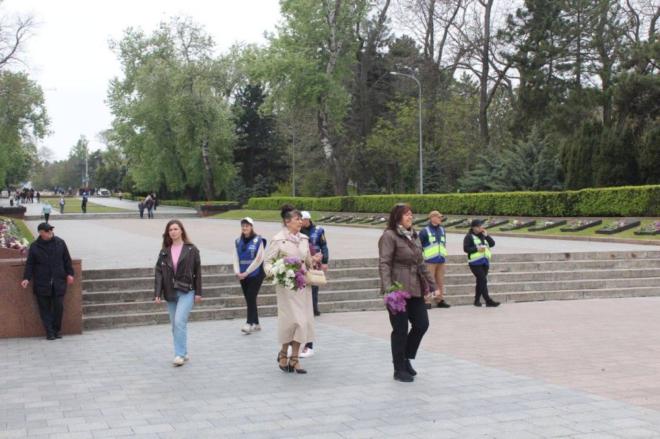 К памятнику Неизвестному матросу на Аллее Славы в Одессе с утра 9 мая идут одесситы возлагать цветы К памятнику Неизвестному матросу на Аллее Славы в Одессе с утра 9 мая идут одесситы возлагать цветы