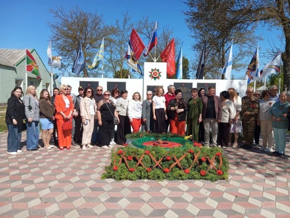 Депутат Херсонской областной Думы от КПРФ Александр Петрович Пономарев начал сегодняшнее праздничное утро с многолетней личной традиции Депутат Херсонской областной Думы от КПРФ Александр Петрович Пономарев начал сегодняшнее праздничное утро с многолетней личной традиции