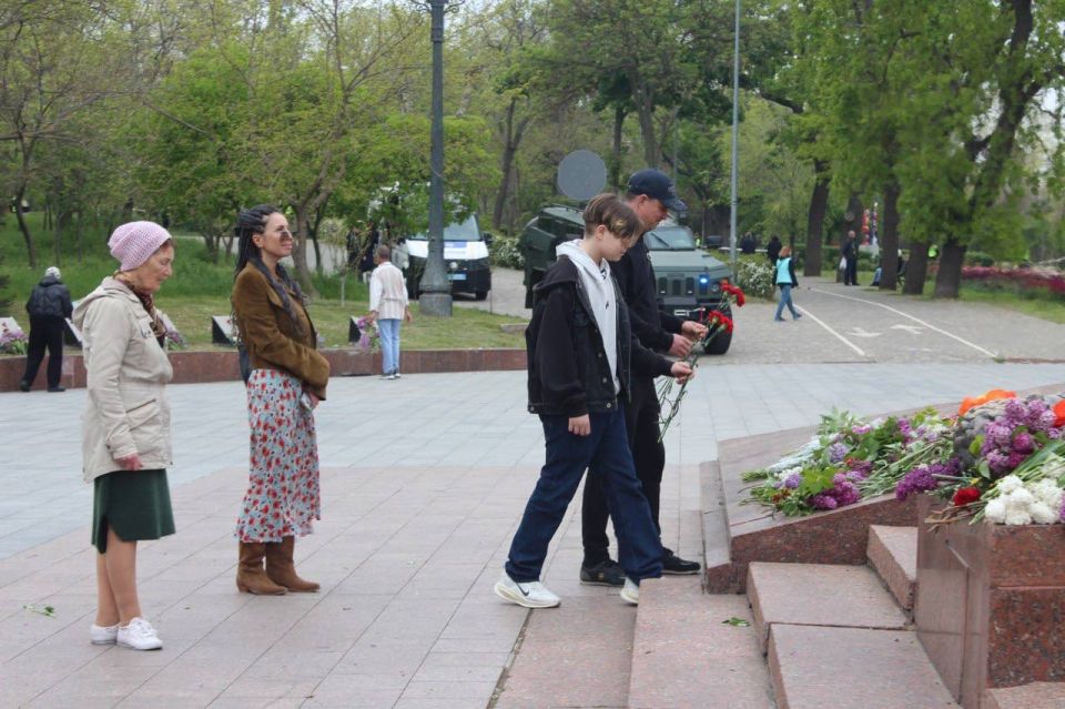 К памятнику Неизвестному матросу на Аллее Славы в Одессе с утра 9 мая идут одесситы возлагать цветы К памятнику Неизвестному матросу на Аллее Славы в Одессе с утра 9 мая идут одесситы возлагать цветы