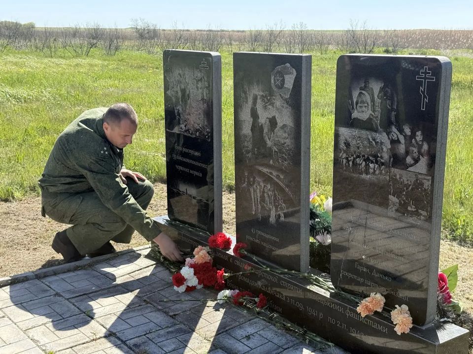 Память сильнее времени. В День Победы в Каланчаке врип главы Каланчакского муниципального округа Галина Перелович, сотрудники администрации, депутаты Совета депутатов, представители силовых структур и участник СВО, возложили... Память сильнее времени. В День Победы в Каланчаке врип главы Каланчакского муниципального округа Галина Перелович, сотрудники администрации, депутаты Совета депутатов, представители силовых структур и участник СВО, возложили...