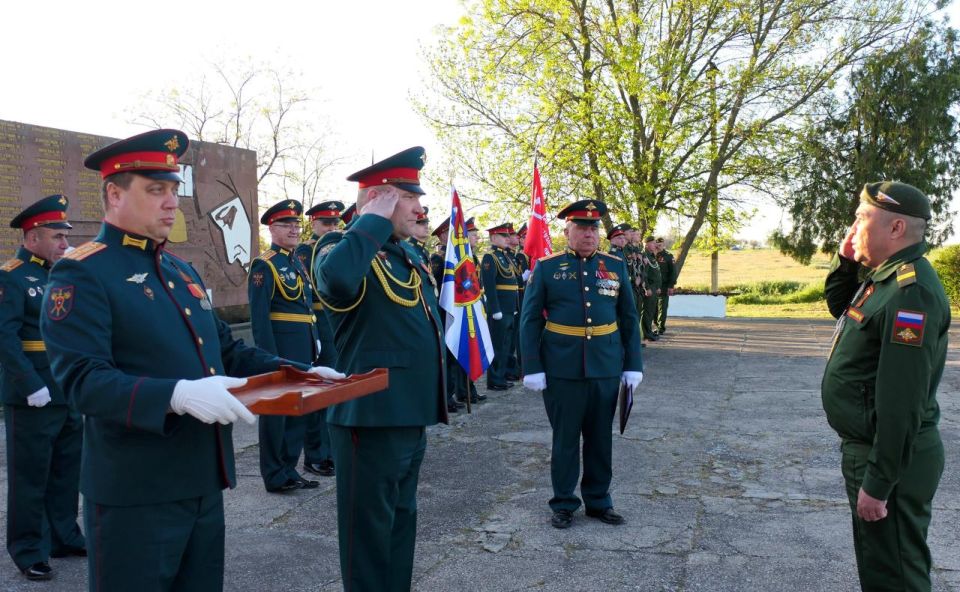 В Кривом Роге военнослужащие ВС России возложили цветы к мемориалу В Кривом Роге военнослужащие ВС России возложили цветы к мемориалу
