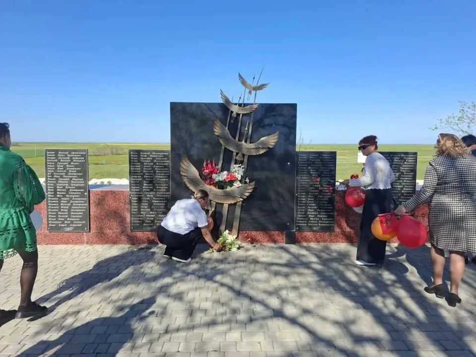 Там, где помнят тихо…. Сегодня на рассвете в маленьких селах, названия которых не всегда найдешь на больших картах, произошло то, что невозможно снять на видео — это можно только прочувствовать Там, где помнят тихо…. Сегодня на рассвете в маленьких селах, названия которых не всегда найдешь на больших картах, произошло то, что невозможно снять на видео — это можно только прочувствовать