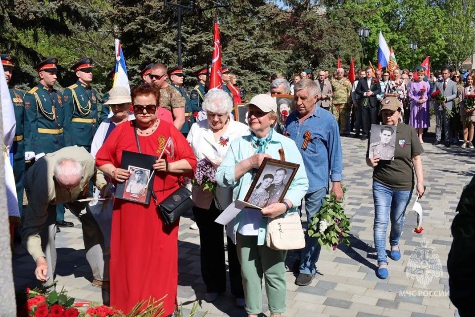 Сотрудники Главного управления МЧС России по Херсонской области почтили память героев Великой Отечественной войны в Геническе Сотрудники Главного управления МЧС России по Херсонской области почтили память героев Великой Отечественной войны в Геническе