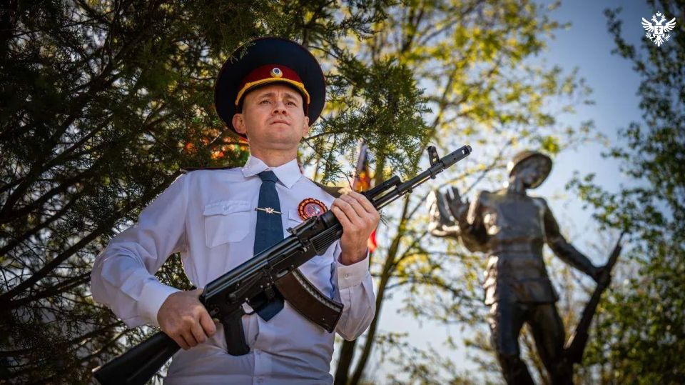 В День Победы Владимир Сальдо возложил цветы к мемориалу в селе Чонгар В День Победы Владимир Сальдо возложил цветы к мемориалу в селе Чонгар