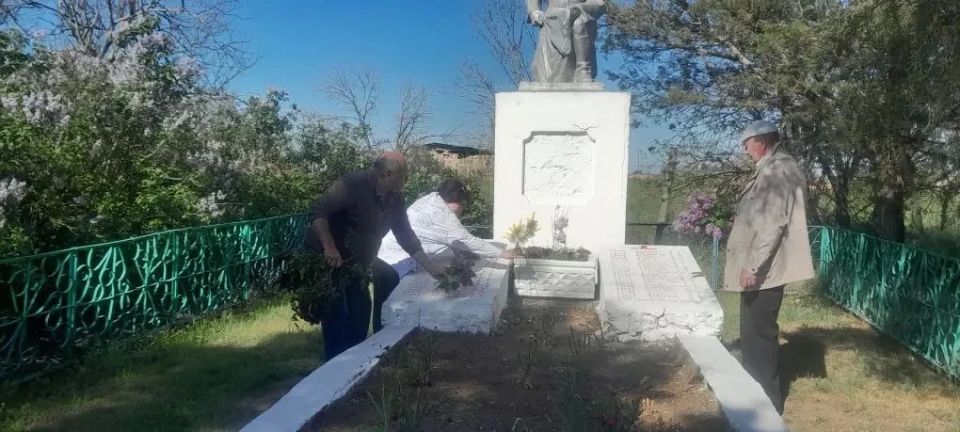Там, где помнят тихо…. Сегодня на рассвете в маленьких селах, названия которых не всегда найдешь на больших картах, произошло то, что невозможно снять на видео — это можно только прочувствовать Там, где помнят тихо…. Сегодня на рассвете в маленьких селах, названия которых не всегда найдешь на больших картах, произошло то, что невозможно снять на видео — это можно только прочувствовать