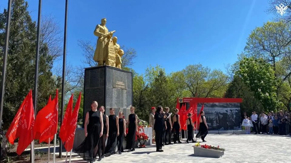В Геническе почтили память павших и развернули интерактивную зону с охолощенным оружием В Геническе почтили память павших и развернули интерактивную зону с охолощенным оружием
