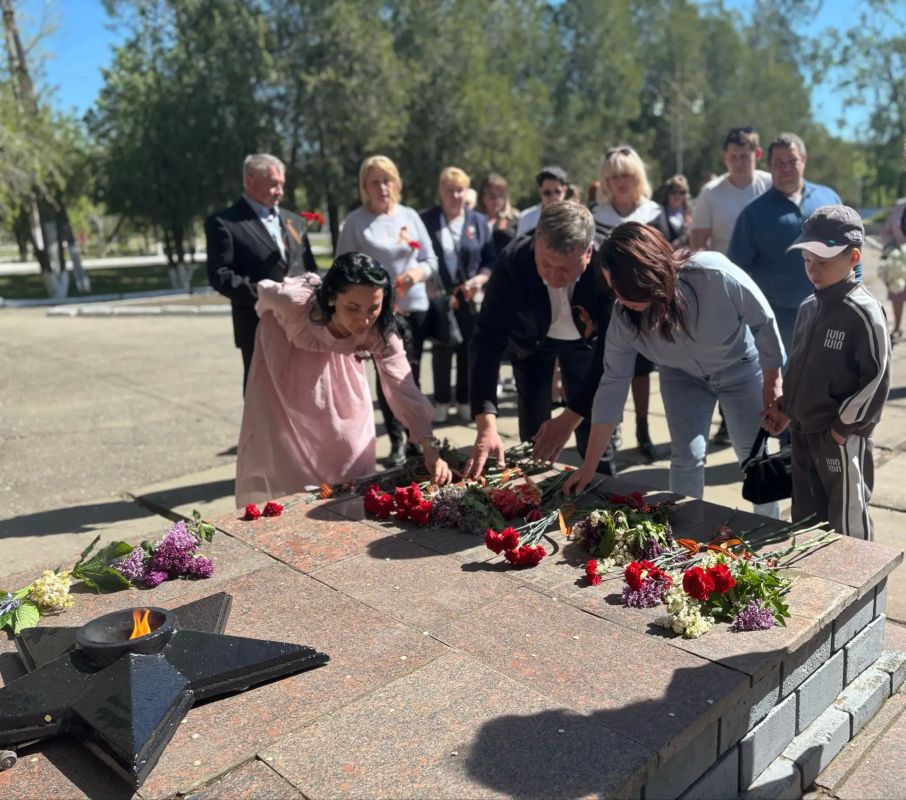 81 год спустя…. В Ивановке у мемориала Славы состоялась церемония возложения цветов, приуроченная к 81-й годовщине Великой Победы 81 год спустя…. В Ивановке у мемориала Славы состоялась церемония возложения цветов, приуроченная к 81-й годовщине Великой Победы