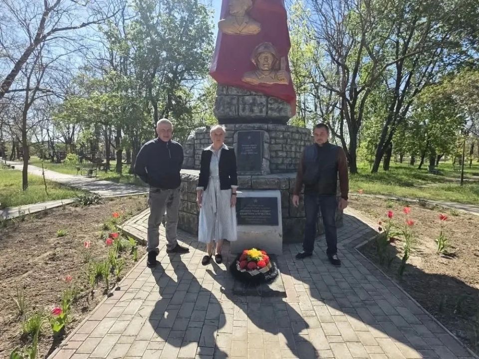Таврийск помнит: возложили цветы к мемориалу в День Победы Таврийск помнит: возложили цветы к мемориалу в День Победы