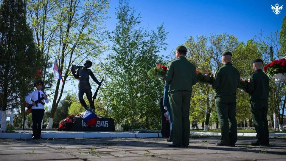 В День Победы Владимир Сальдо возложил цветы к мемориалу в селе Чонгар В День Победы Владимир Сальдо возложил цветы к мемориалу в селе Чонгар