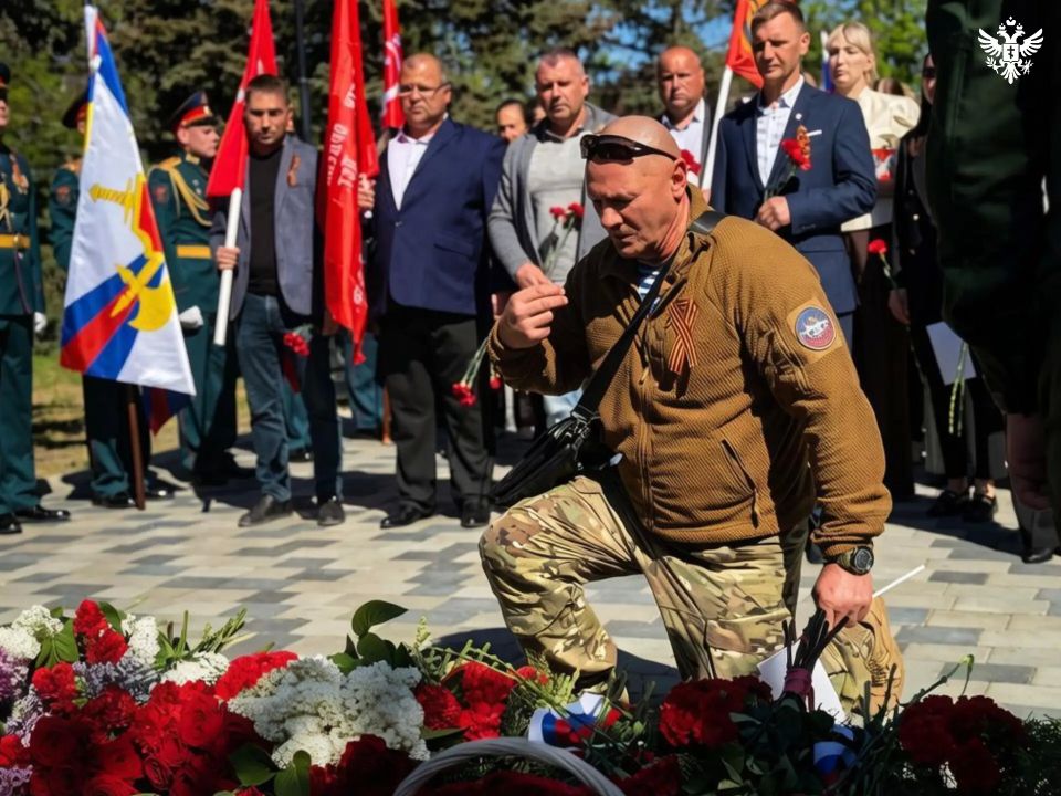 В Геническе почтили память павших и развернули интерактивную зону с охолощенным оружием В Геническе почтили память павших и развернули интерактивную зону с охолощенным оружием