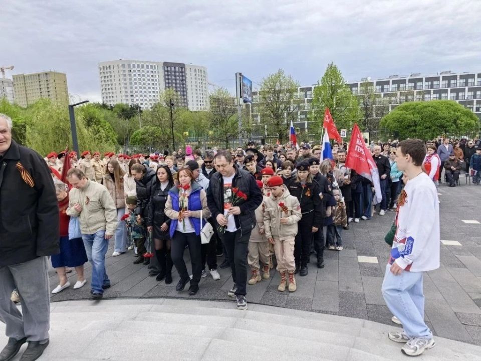 Руководитель Постоянного Представительства Херсонской области при Правительстве РФ Владимир Боделан совместно с представителями администрации города Мытищи возложил цветы к Вечному огню у Мемориала во славу ратного и... Руководитель Постоянного Представительства Херсонской области при Правительстве РФ Владимир Боделан совместно с представителями администрации города Мытищи возложил цветы к Вечному огню у Мемориала во славу ратного и...