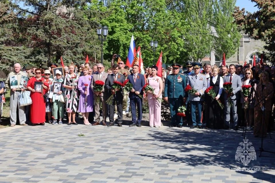 Сотрудники Главного управления МЧС России по Херсонской области почтили память героев Великой Отечественной войны в Геническе Сотрудники Главного управления МЧС России по Херсонской области почтили память героев Великой Отечественной войны в Геническе