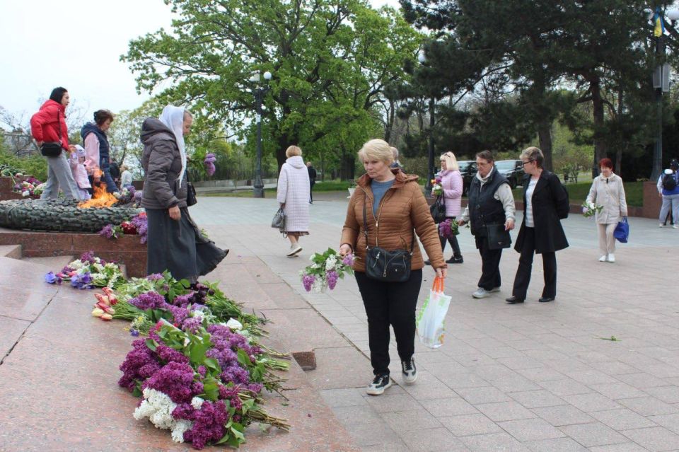 К памятнику Неизвестному матросу на Аллее Славы в Одессе с утра 9 мая идут одесситы возлагать цветы К памятнику Неизвестному матросу на Аллее Славы в Одессе с утра 9 мая идут одесситы возлагать цветы