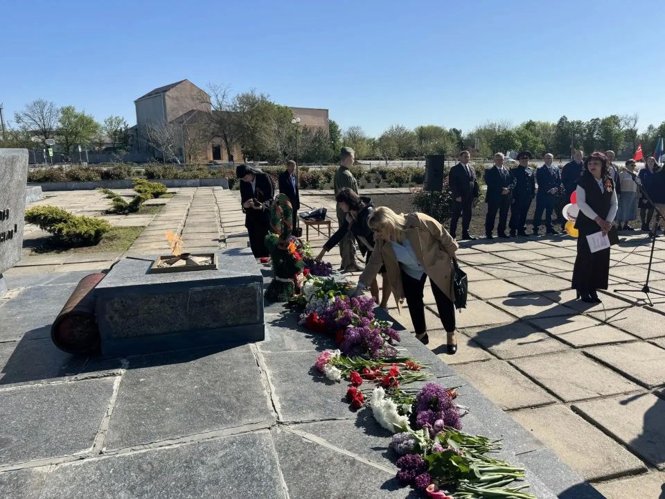 «Склоняем головы перед вечной памятью»: сотрудники Нижнесерогозского ЗАГСа почтили подвиг героев у памятника «Скорбящая Мать» «Склоняем головы перед вечной памятью»: сотрудники Нижнесерогозского ЗАГСа почтили подвиг героев у памятника «Скорбящая Мать»