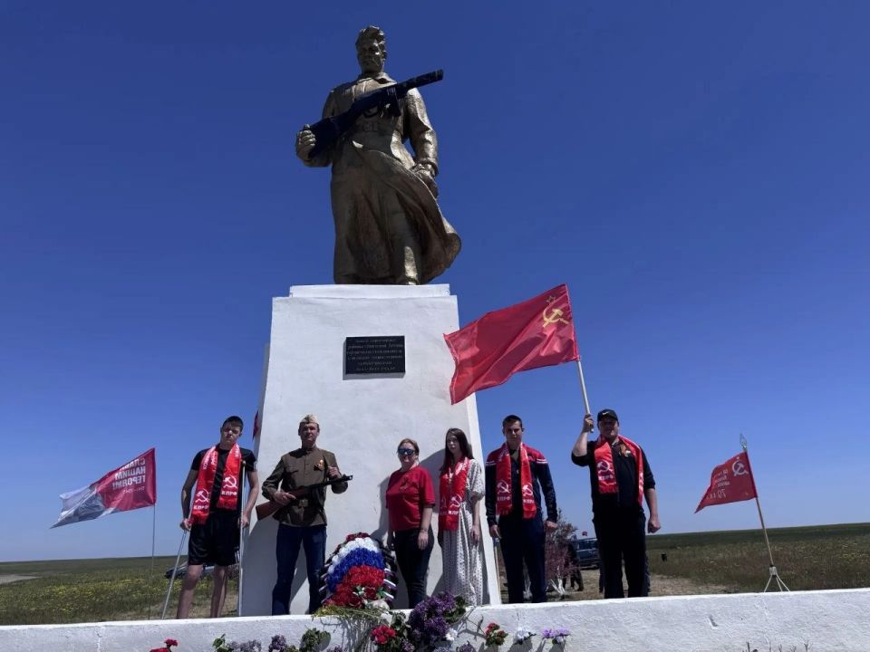В день 81-й годовщины Великой Победы актив Новотроицкого местного отделения КПРФ провел серию памятных мероприятий, отдавая дань уважения бессмертному подвигу советского народа В день 81-й годовщины Великой Победы актив Новотроицкого местного отделения КПРФ провел серию памятных мероприятий, отдавая дань уважения бессмертному подвигу советского народа