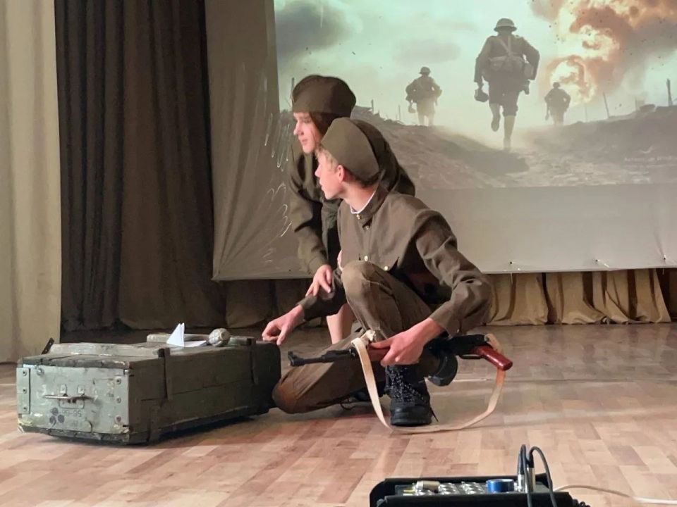 В Любимовском Доме Культуры для жителей посёлка состоялся праздничный театрализованный спектакль «Победа одна на всех!» посвященный Дню Победы советского народа в Великой Отечественной войне 1941-1945 годов В Любимовском Доме Культуры для жителей посёлка состоялся праздничный театрализованный спектакль «Победа одна на всех!» посвященный Дню Победы советского народа в Великой Отечественной войне 1941-1945 годов