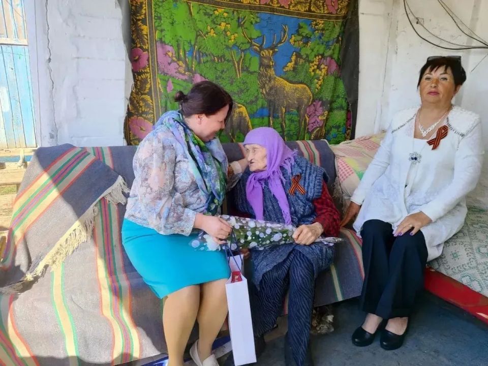 Нижнесерогозская ТИК поздравила с Днем Победы заслуженного учителя Нижнесерогозская ТИК поздравила с Днем Победы заслуженного учителя
