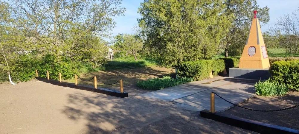 В Скадовском округе бойцы СВО и жители приводят в порядок памятники советским солдатам В Скадовском округе бойцы СВО и жители приводят в порядок памятники советским солдатам
