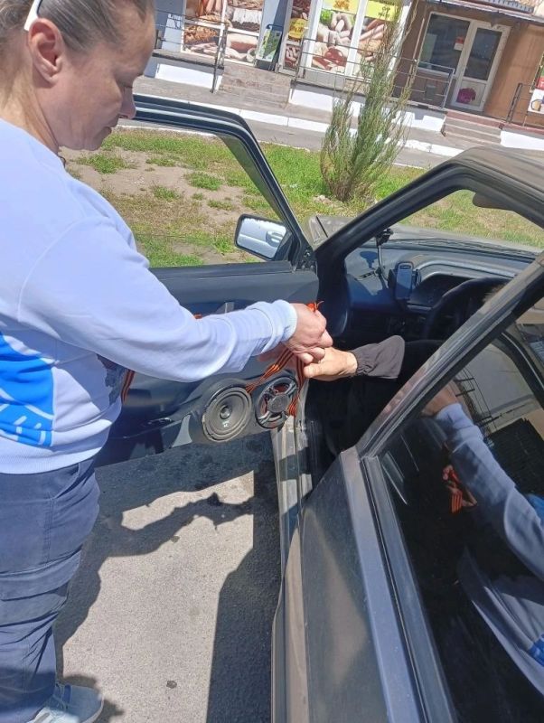 Ко Дню Победы активисты движения «Волонтёры Победы» провели международную акцию «Георгиевская лента» в городе Каховка Ко Дню Победы активисты движения «Волонтёры Победы» провели международную акцию «Георгиевская лента» в городе Каховка