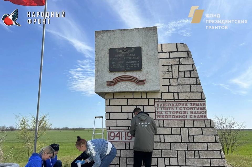 Память в делах!. Команда Молодёжки Скадовского округа привела в порядок монумент у села Малая Андроновка Память в делах!. Команда Молодёжки Скадовского округа привела в порядок монумент у села Малая Андроновка