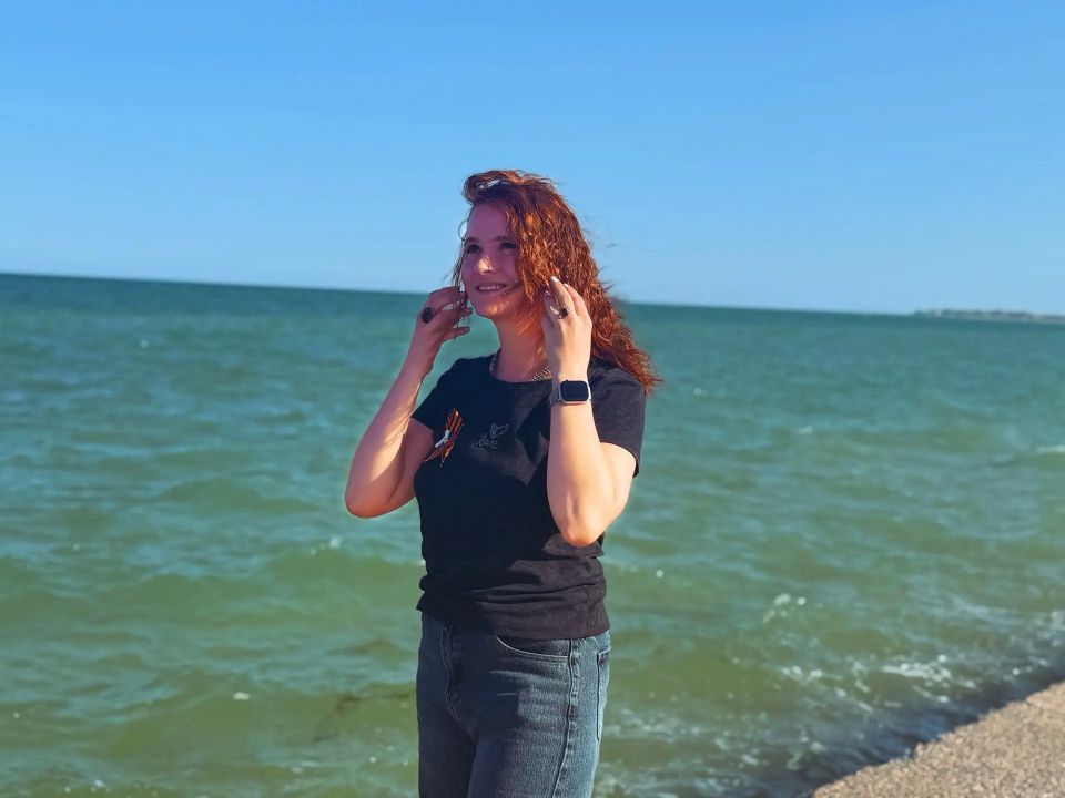 Анна Долгарева: Между тем, вчера отлично поработали, записали несколько крутых интервью, а потом пошли гулять по Геническу, гладили вислоухих херсонских кошек, трогали цветущую сакуру, а также я вошла ногами в море (уже... Анна Долгарева: Между тем, вчера отлично поработали, записали несколько крутых интервью, а потом пошли гулять по Геническу, гладили вислоухих херсонских кошек, трогали цветущую сакуру, а также я вошла ногами в море (уже...