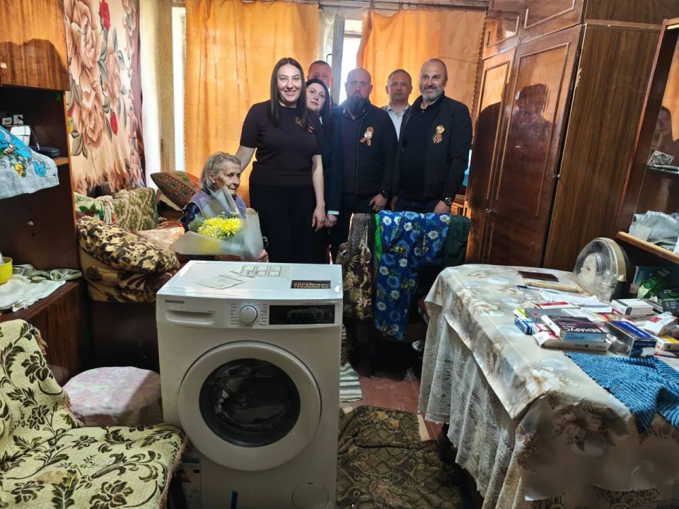 В преддверии великого праздника — Дня Победы — депутат Херсонской областной Думы Владимир Косов поздравил с праздником Анну Михайловну Босенко, 1935 года рождения В преддверии великого праздника — Дня Победы — депутат Херсонской областной Думы Владимир Косов поздравил с праздником Анну Михайловну Босенко, 1935 года рождения