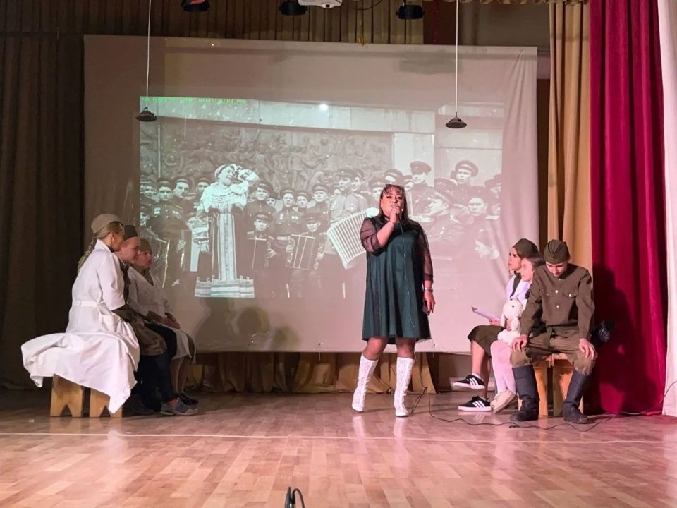 В Любимовском Доме Культуры для жителей посёлка состоялся праздничный театрализованный спектакль «Победа одна на всех!» посвященный Дню Победы советского народа в Великой Отечественной войне 1941-1945 годов В Любимовском Доме Культуры для жителей посёлка состоялся праздничный театрализованный спектакль «Победа одна на всех!» посвященный Дню Победы советского народа в Великой Отечественной войне 1941-1945 годов
