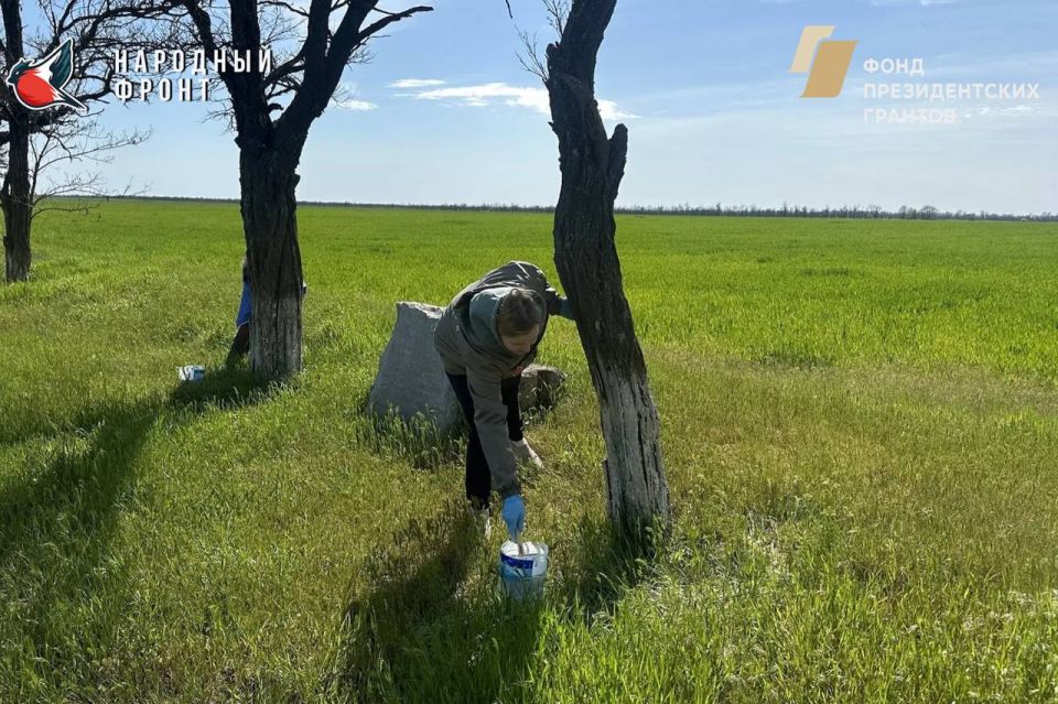 Память в делах!. Команда Молодёжки Скадовского округа привела в порядок монумент у села Малая Андроновка Память в делах!. Команда Молодёжки Скадовского округа привела в порядок монумент у села Малая Андроновка