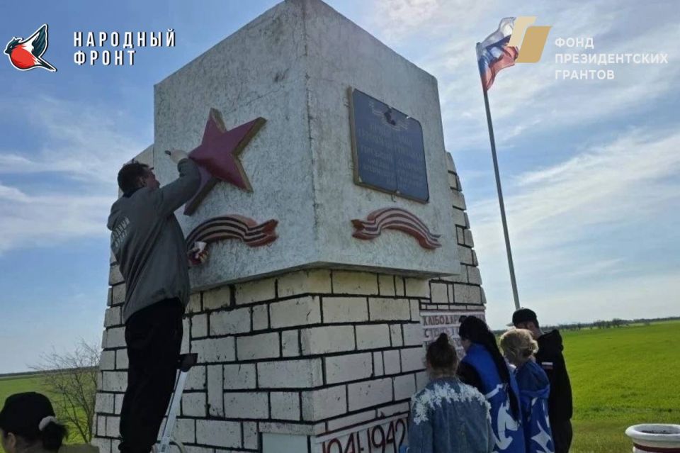 Память в делах!. Команда Молодёжки Скадовского округа привела в порядок монумент у села Малая Андроновка Память в делах!. Команда Молодёжки Скадовского округа привела в порядок монумент у села Малая Андроновка