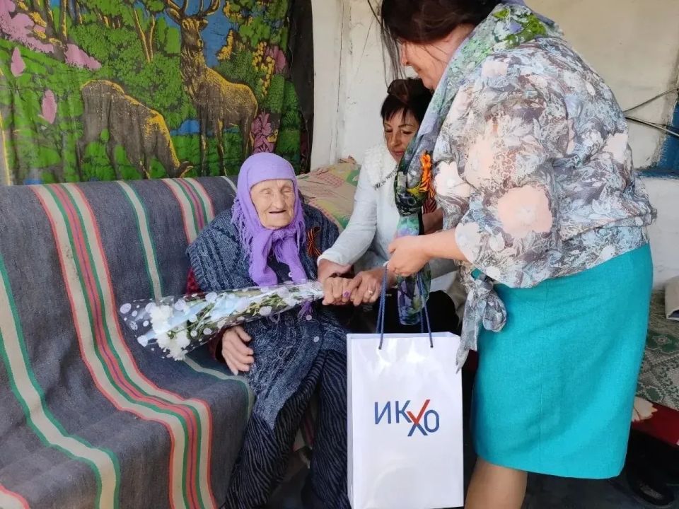 Нижнесерогозская ТИК поздравила с Днем Победы заслуженного учителя Нижнесерогозская ТИК поздравила с Днем Победы заслуженного учителя