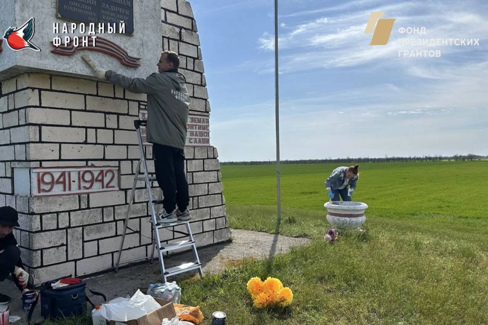 Память в делах!. Команда Молодёжки Скадовского округа привела в порядок монумент у села Малая Андроновка Память в делах!. Команда Молодёжки Скадовского округа привела в порядок монумент у села Малая Андроновка