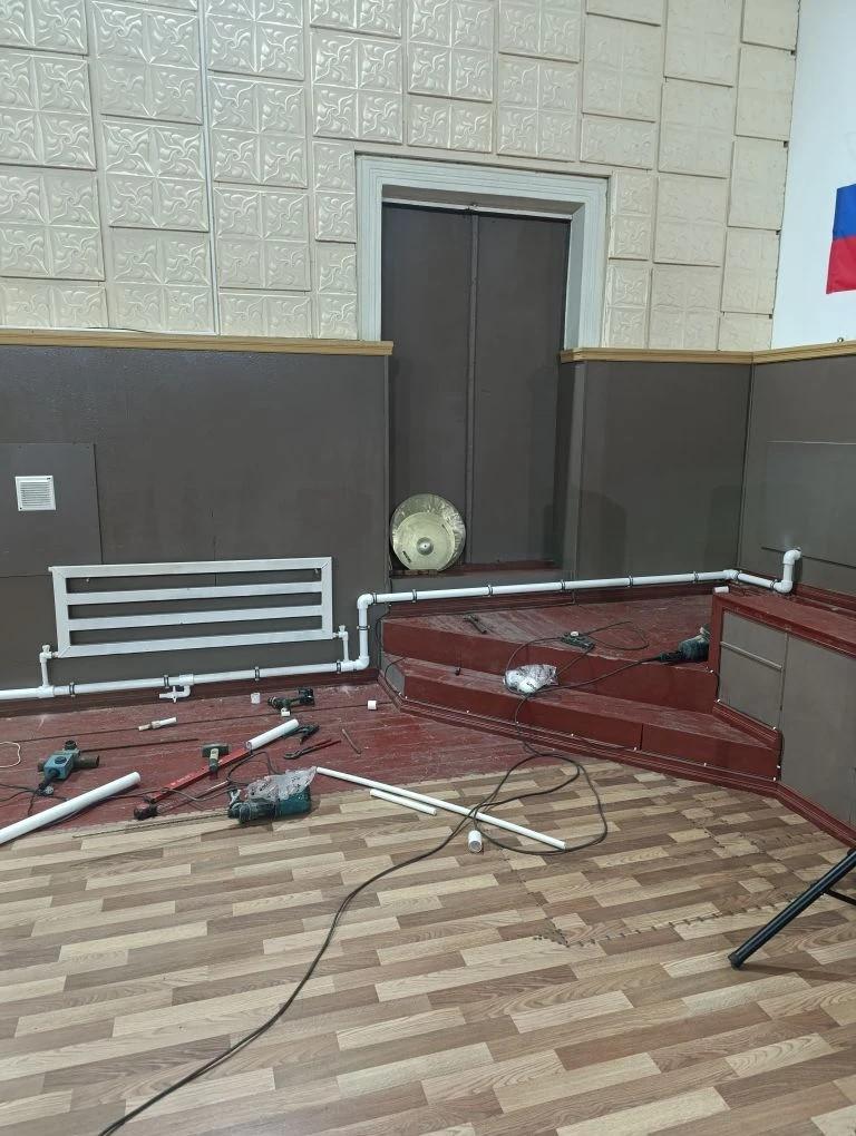 Бригада из Адыгеи продолжает ремонт системы отопления в Доме культуры села Ровное Бригада из Адыгеи продолжает ремонт системы отопления в Доме культуры села Ровное