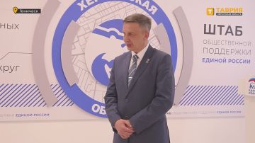 В Геническом штабе "Единой России" наградили участников выставки "Краски сквозь пепел" и конкурса "Герои освобожденной Херсонщины"