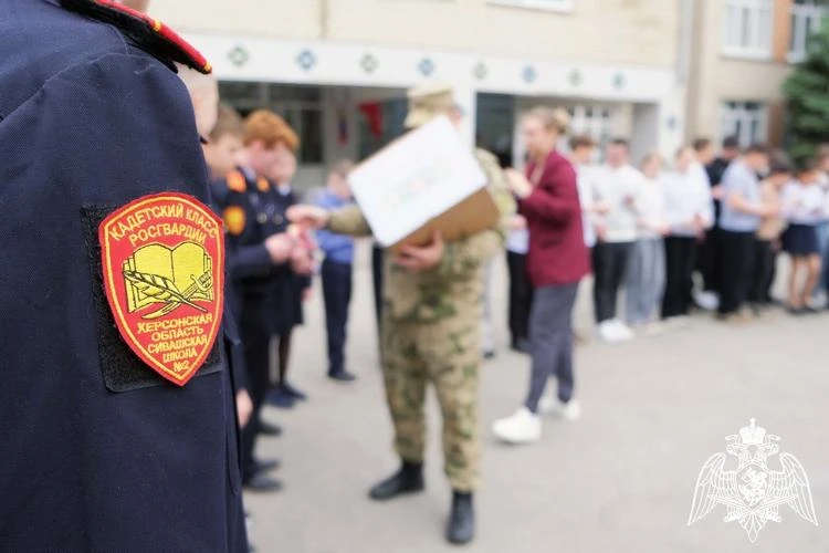 В Сивашской школе №2 Новотроицкого округа офицер Росгвардии и представитель АНО "Патриот" вручили кадетам и юнармейцам подарки из Уфы В Сивашской школе №2 Новотроицкого округа офицер Росгвардии и представитель АНО "Патриот" вручили кадетам и юнармейцам подарки из Уфы