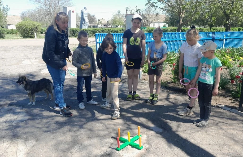 Богдановский сельский клуб провел для ребят неделю подвижных игр на свежем воздухе под девизом "Мы за ЗОЖ!" Богдановский сельский клуб провел для ребят неделю подвижных игр на свежем воздухе под девизом "Мы за ЗОЖ!"