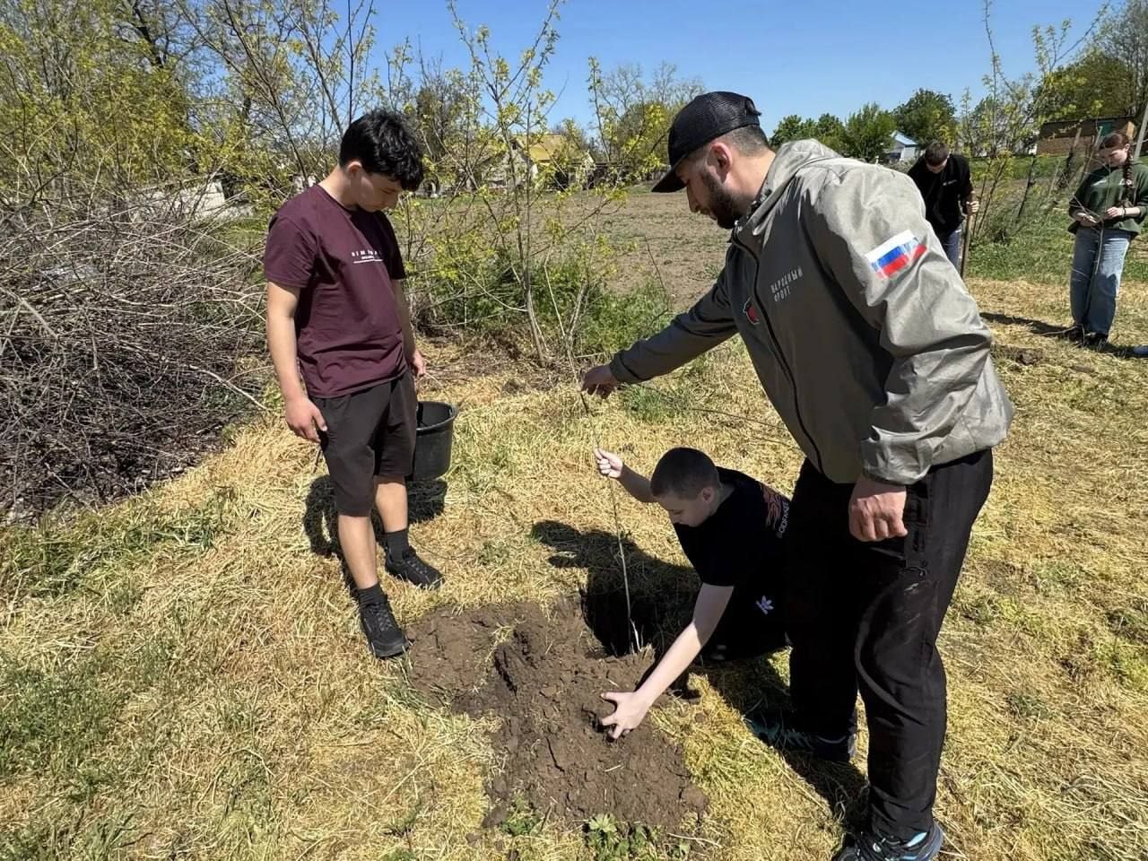 В Скадовском округе школьники высадили «Сад памяти» В Скадовском округе школьники высадили «Сад памяти»