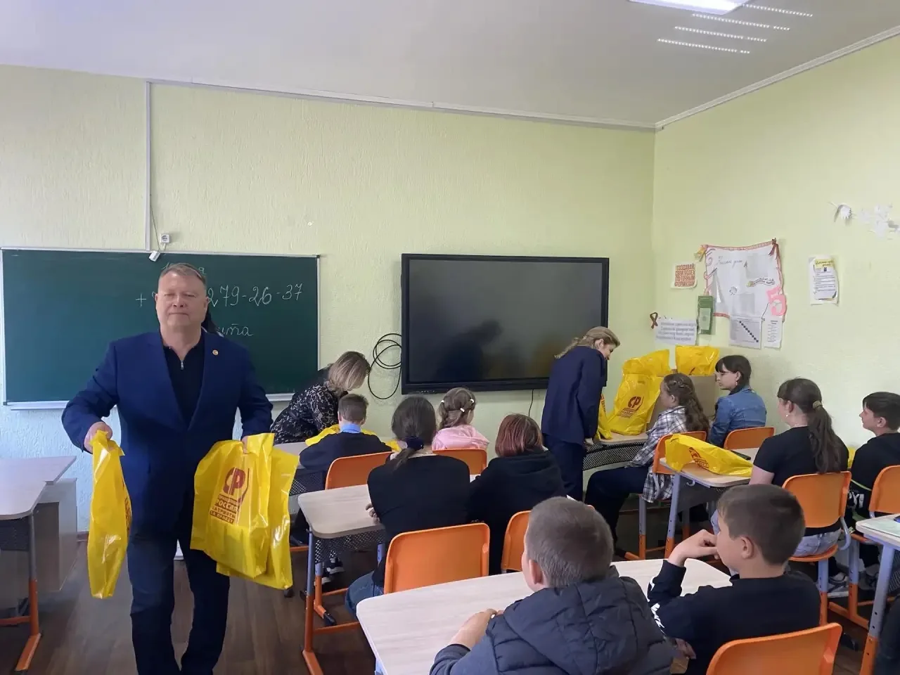 Совместно с Региональным отделением Социалистической политической партии «СПРАВЕДЛИВАЯ РОССИЯ» в Херсонской области, мы осуществили выезд в Красноперекопскую школу, расположенную в Каховском округе Совместно с Региональным отделением Социалистической политической партии «СПРАВЕДЛИВАЯ РОССИЯ» в Херсонской области, мы осуществили выезд в Красноперекопскую школу, расположенную в Каховском округе