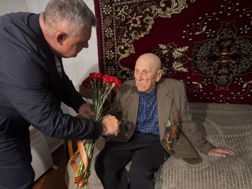 100-летнему ветерану Великой Отечественной войны Ивану Немыкину из Нижних Серогоз доставили дрова