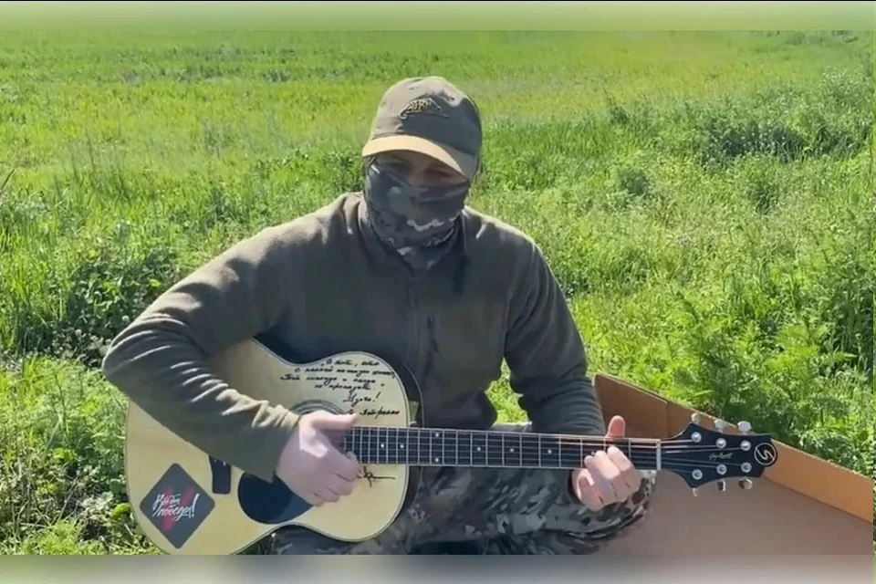 «Музыка – один из лучших способов поднять боевой дух»: Гитару с автографом актера Игоря Петренко получил раненый офицер