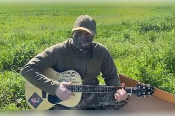 «Музыка – один из лучших способов поднять боевой дух»: Гитару с автографом актера Игоря Петренко получил раненый офицер