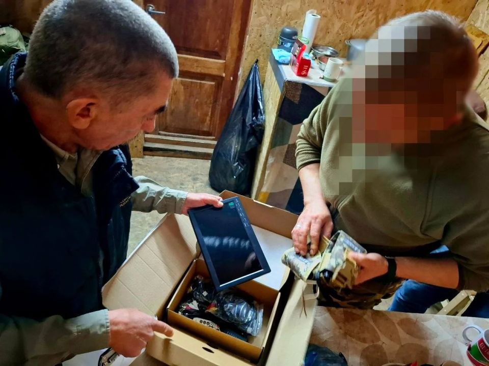 Омбудсмен Херсонской области передал гуманитарную помощь бойцам группировки войск "Днепр" Омбудсмен Херсонской области передал гуманитарную помощь бойцам группировки войск "Днепр"