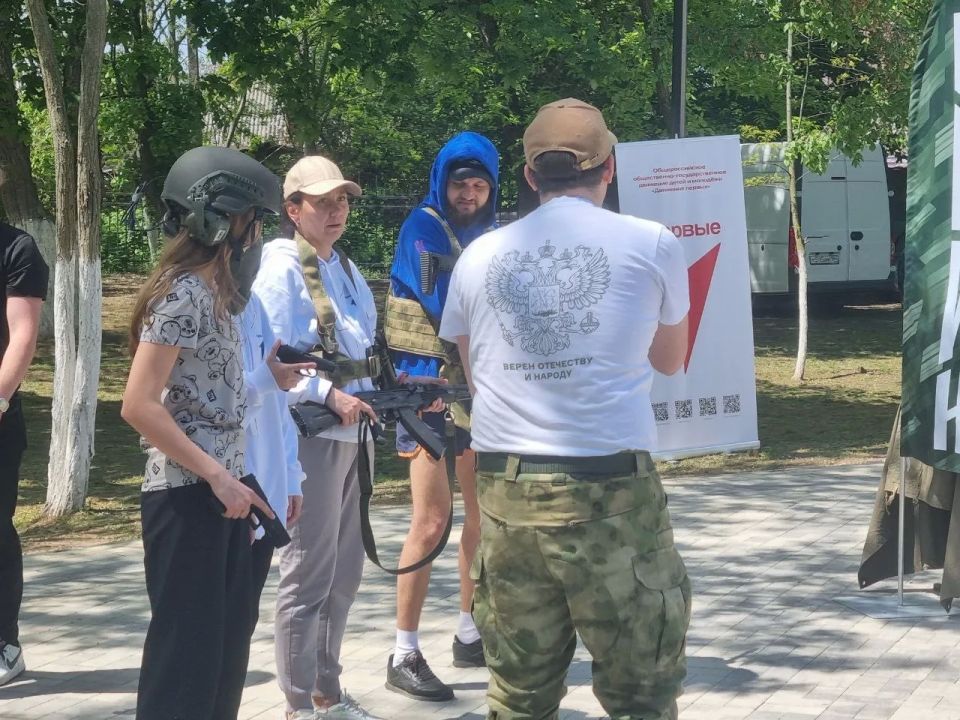В Геническе провели первый муниципальный этап «Семейной Зарницы» В Геническе провели первый муниципальный этап «Семейной Зарницы»
