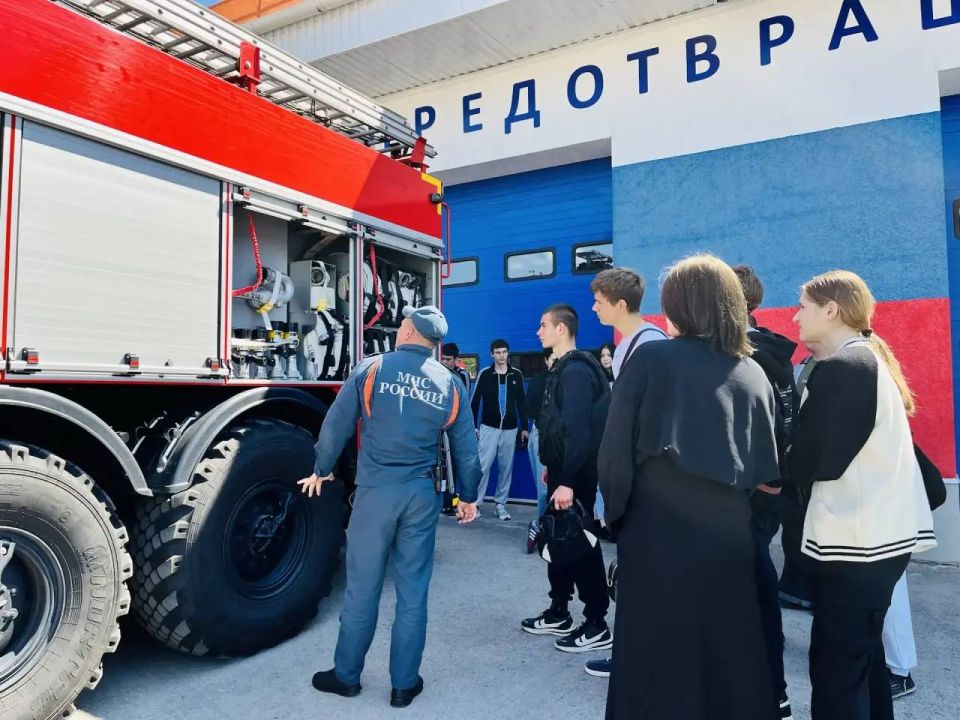 Наверное, почти каждый в детстве хоть раз представлял себя пожарным или хотел им быть Наверное, почти каждый в детстве хоть раз представлял себя пожарным или хотел им быть